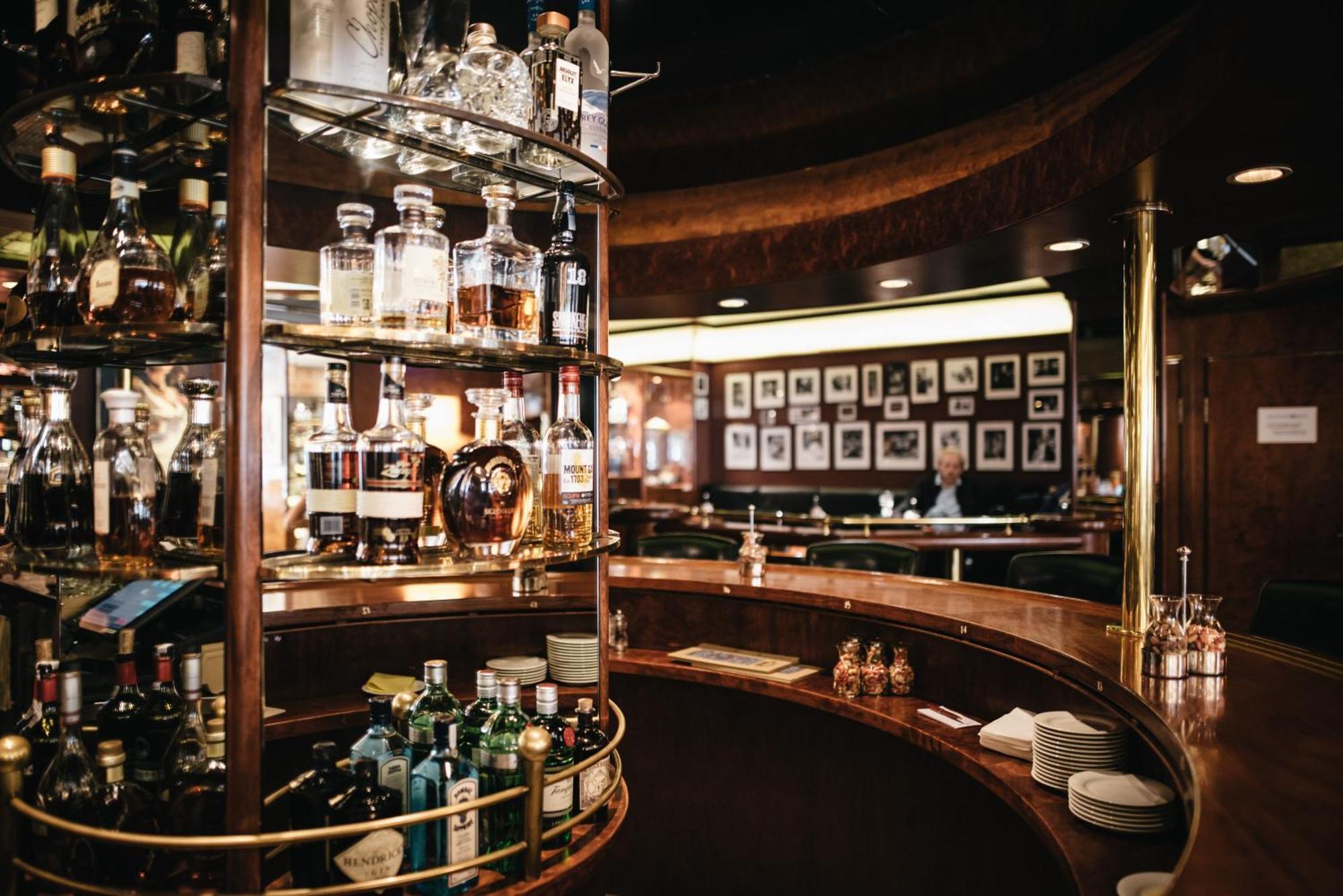 Grand Elysee Hamburg Ngoại thất bức ảnh The bar at the Savoy