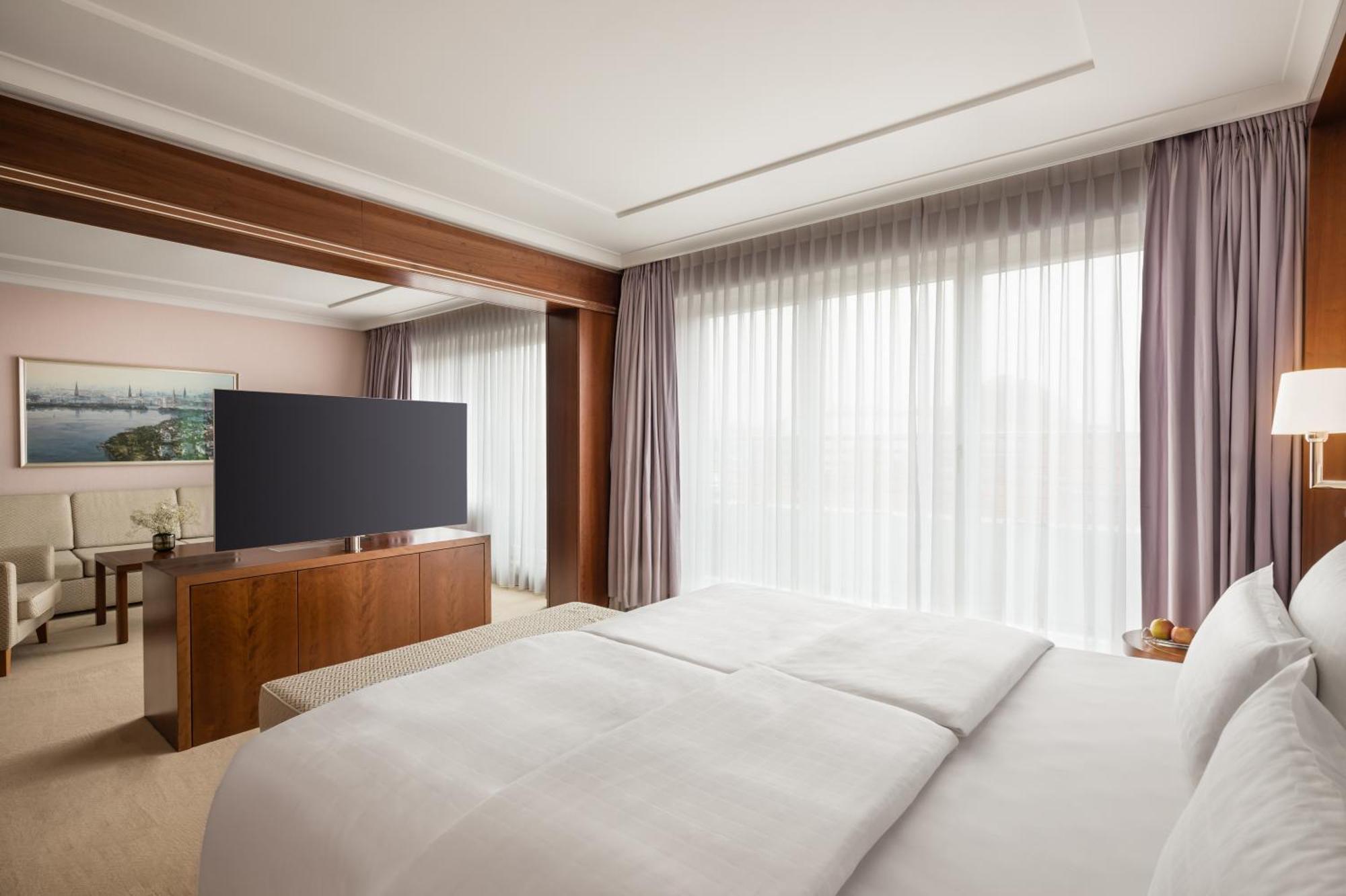 Grand Elysee Hamburg Ngoại thất bức ảnh A bedroom at the hotel
