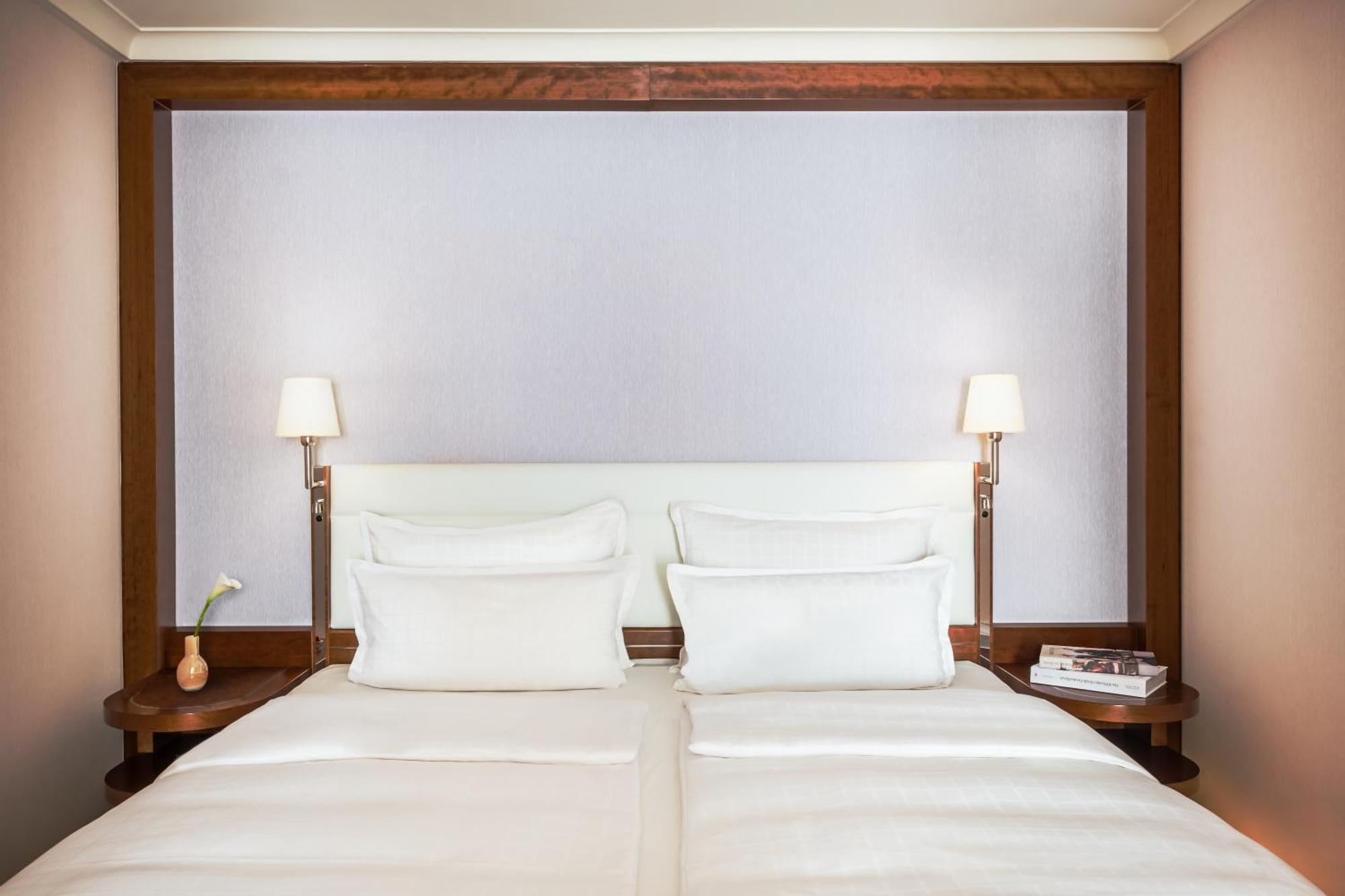 Grand Elysee Hamburg Ngoại thất bức ảnh A bedroom at the hotel