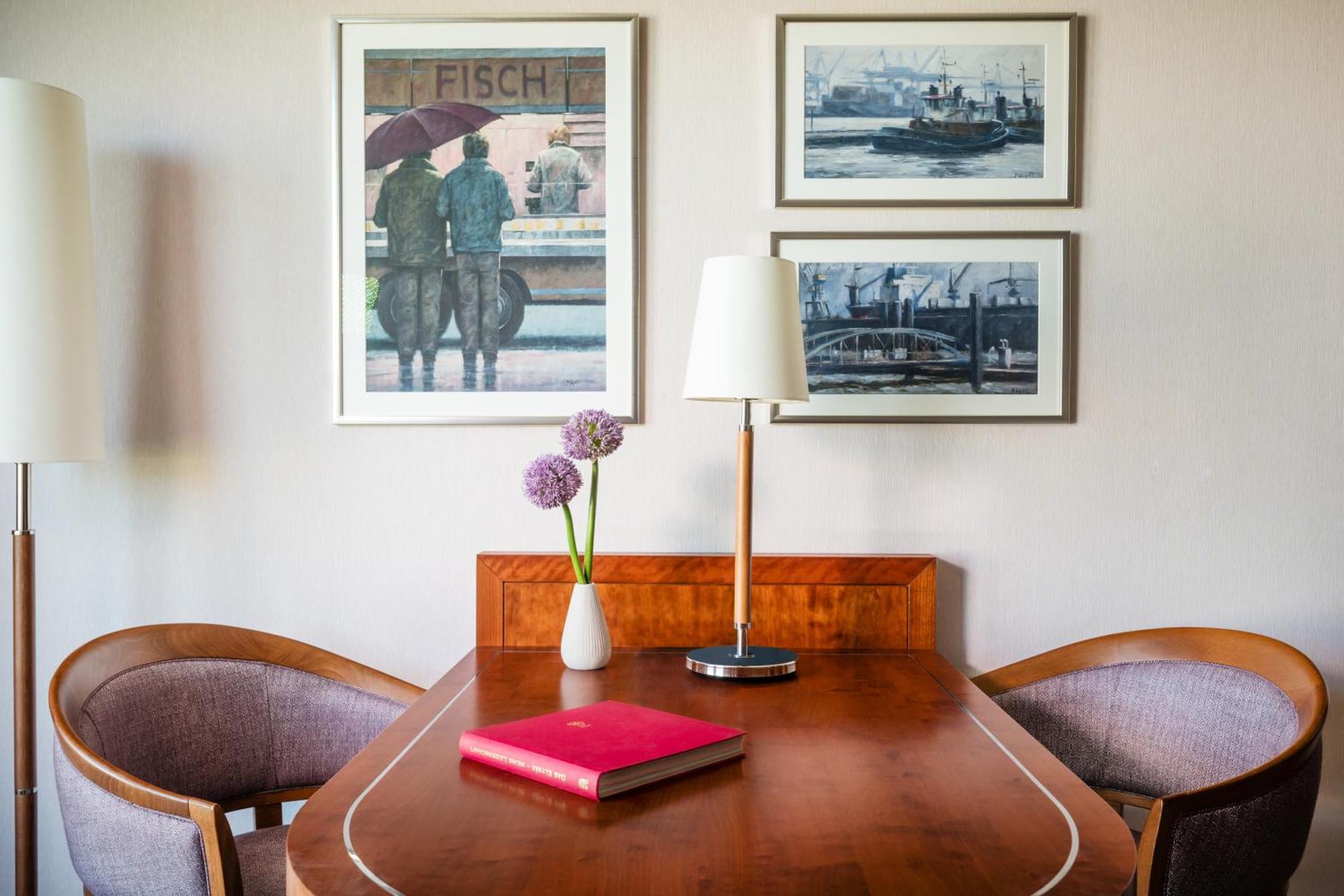 Grand Elysee Hamburg Ngoại thất bức ảnh A table with a lamp